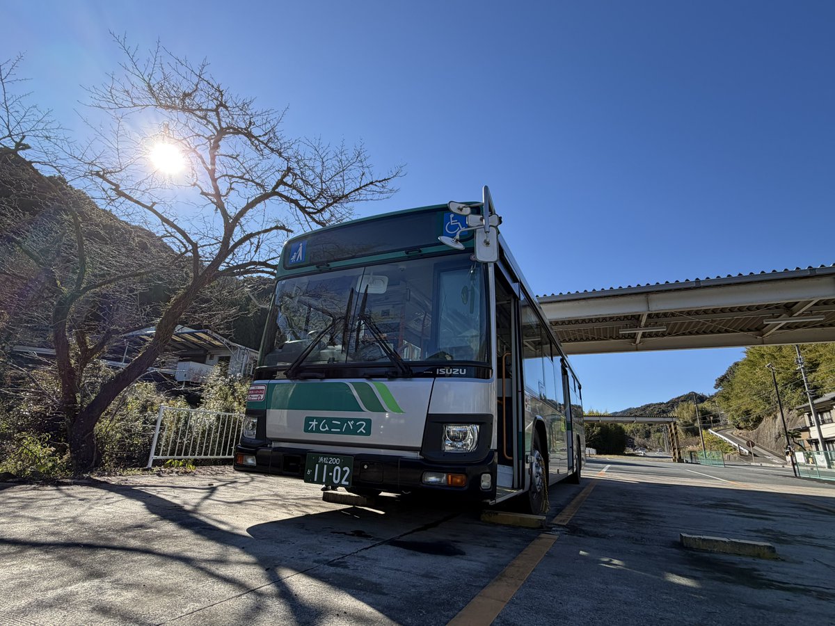 奥山車庫からこんにちは🚌💨

実は…このアカウントのアイコンも奥山車庫の写真なんです！

街中を走るバスもかっこいいですが、山々に囲まれたバスも素敵です🚌

 #遠州鉄道
 #遠鉄バス