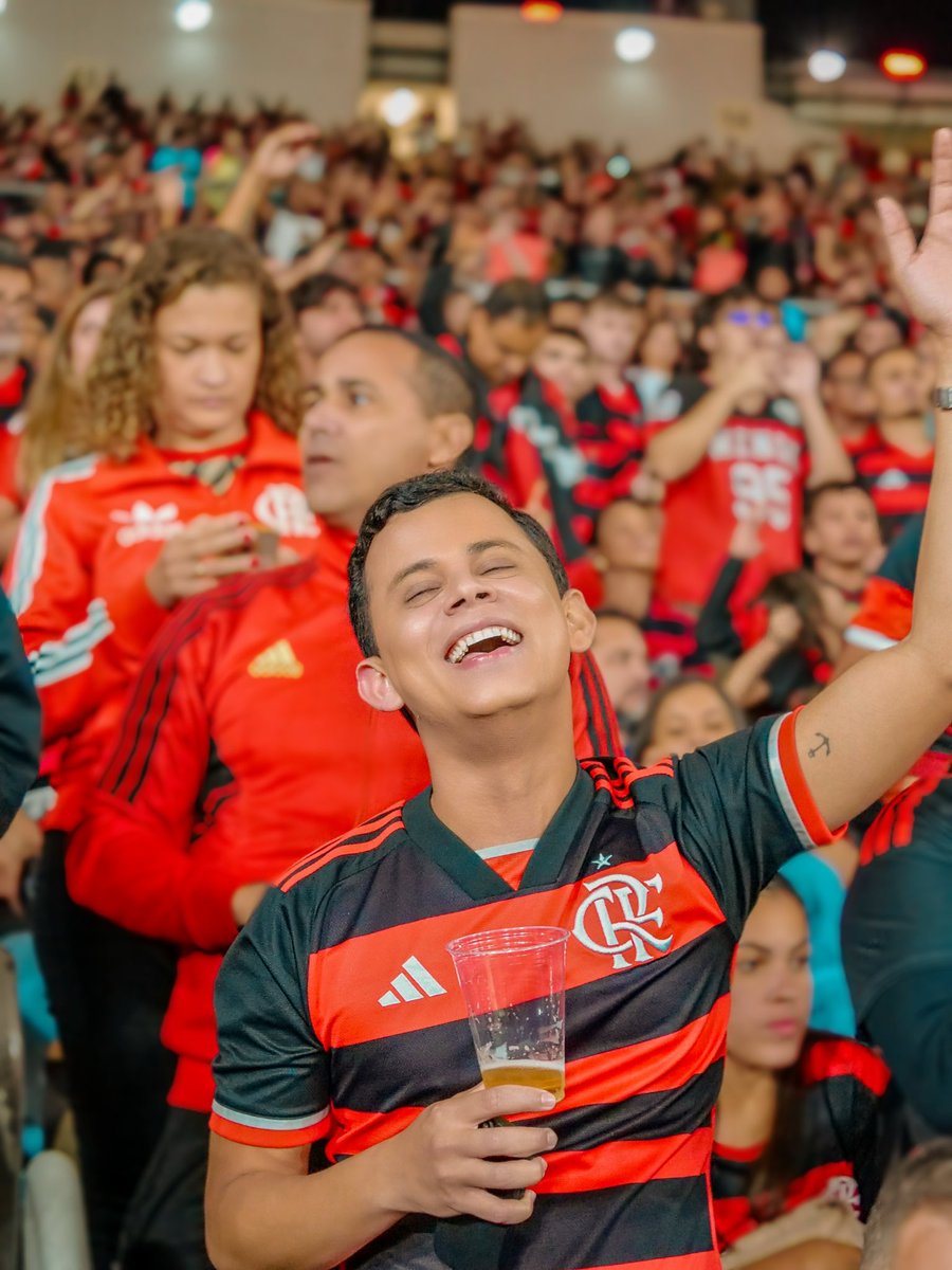 _Ronald_Santos's tweet photo. Aqui não é só futebol. É fé, é entrega, é amor q canta até perder a voz. Ser Flamengo é sentir tudo isso ao mesmo tempo. ❤️🖤 #Flamengo #NaçãoRubroNegra #RaçaAmorEPaixão  #OrgulhoRubroNegro #Mengão #UmaNação #CRF @Flamengo https://t.co/dz5LsXFr0E