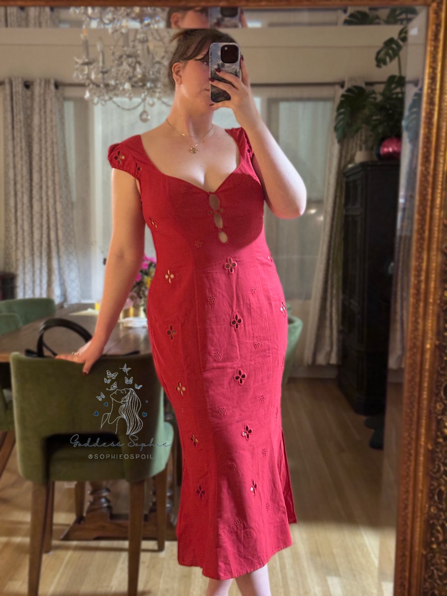 SophieOspoil's tweet image. Everyone stop and look at my new dress