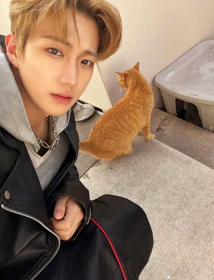 reby_multifan02's tweet photo. My cat is joining the onlyb selca day too #ONLYBSelcaDay #ONLYBSD #OBSD
#JUSTB #저스트비 #ONLYB #chusiwoo #siwoochu #peterchu #siwoo #justb_siwoo #siljb @JUSTB_Official @JUSTB_offcl_jp @JUSTB_twt @stilliluvjustb https://t.co/U3zwvtZlhl