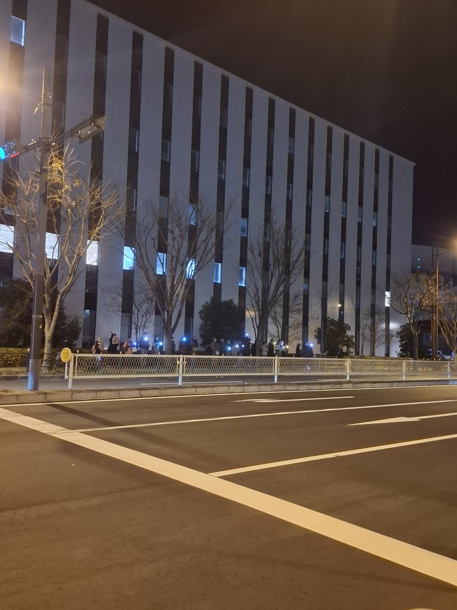 【開催まであと1週間!!】
🎄2025年12月25日(木)18:30-
 #大阪入管キャンドルアクション 🕯

大阪入管の外から直接被収容者の方々へエールを送ります📢毎年収容所の中から直接「頑張るよ〜」「良いお年を〜」と声が聞こえます(写真は去年開催の様子)。

共に声を届けませんか？
▽詳しくは引用元へ