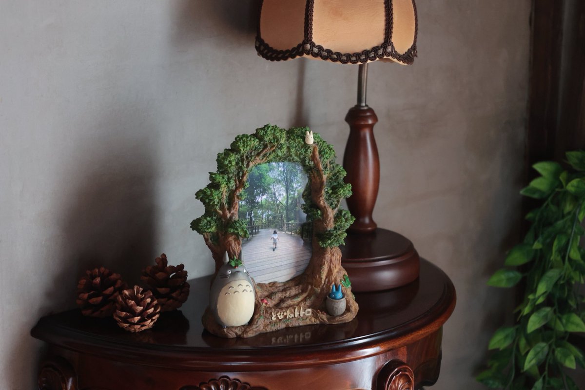 ghibli_dongurep's tweet photo. ⭐️新商品⭐️
 
 トトロの森がフォトフレームになって登場いたします✨

トトロたちはクスノキの中からお父さん、サツ���、メイの様子をうかがっているみたい👀

3人が訪れたトトロの森を、
そのまま飾ることのできるアイテムです🌳
枝の中にはひっそりとマックロクロスケの姿も！
 #どんぐり共和国 https://t.co/GLla0eNkGF