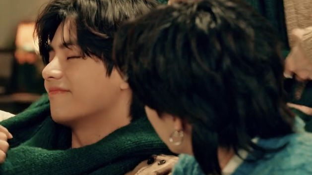 mngslmt's tweet photo. #taekookau • “Santa doesn’t exist”🎄
Jk nunca le había guardado rencor a nadie, pero Th rompió la ilusión de su festividad favorita al revelarle un secreto del cual ningún niño debería enterarse. Pero hay una historia detrás que quizá haga de esta navidad diferente para los dos. https://t.co/GgDvaHa2Ks