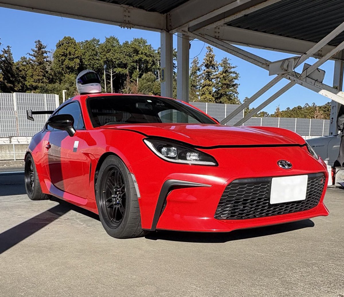 TiRacingtir's tweet photo. きたあ！！
嬉しいご報告が入りました！

エナペタル Tiスペック

今シーズンは 17秒0 からスタート。
そこから
エナペタル Tiスペック投入。

そして本日――
ベスト更新の 14秒7‼️

一気に 2秒以上短縮。

まだまだいけます。
デフはノーマル。
それでもこのタイム。

トラクションがしっかり路面を掴む脚。
「踏める足」は、結果で証明されます。

結果がすべて。

#GR86
#ベスト更新
#エナペタルTiスペック
#TiRACING
#結果が全て