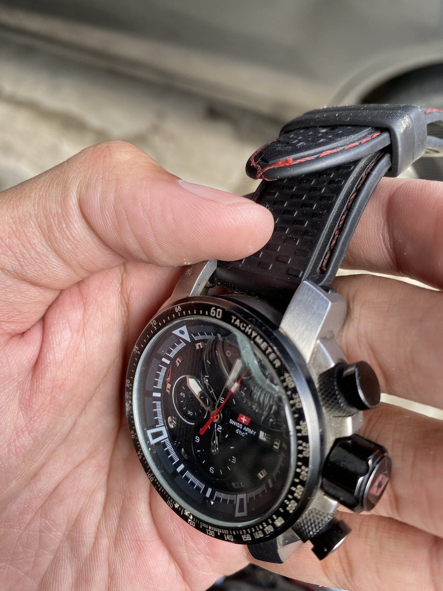petraniko's tweet photo. semalem, gw mimpi gaenak banget... walau cm mimpi tp rasanya nyesek banget. ehh sebelum berangkat kerja, jam ngait ke tas &amp; jatoh sampe pecah kacanya.

btw ini jam tangan fav gw, bkn karena harga malahan ini jam gratis. dikasih sama atasan dr tahun 2014.
sayonara 💔 https://t.co/QGj2GjVQTV