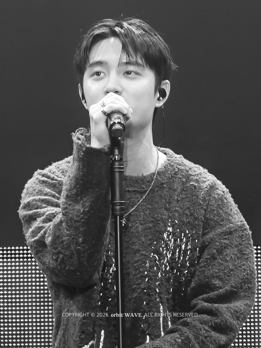 orbitw_'s tweet image. 251207 두잇파이널 막콘

스탠드마이크 앞 경수는..👍🏻

#도경수 #디오 #dohkyungsoo #DO