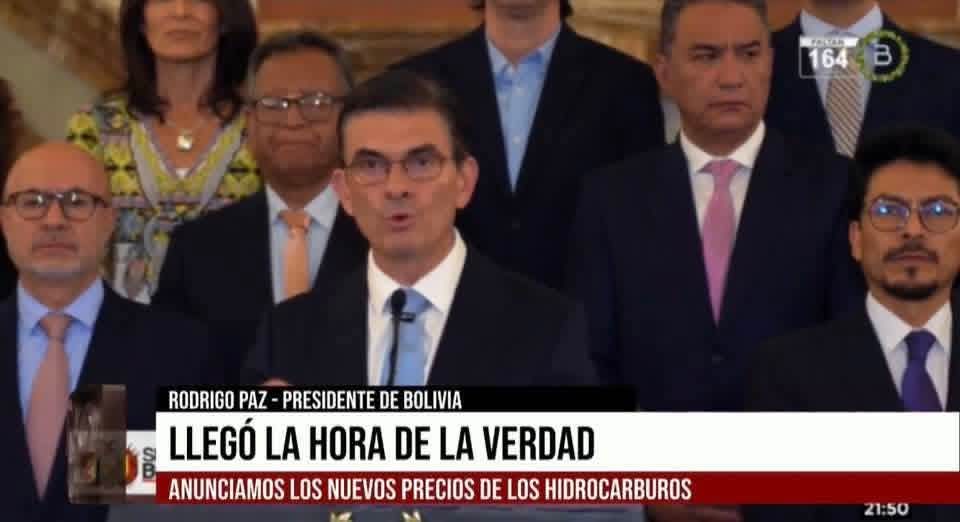 AlvaroCondori72's tweet photo. Ayer prometieron no endeudar al país, y lo endeudan aún más.  Eliminaron los impuestos a las grandes fortunas y el pan a 80 centavos para los pobres; dijeron respeto a los autóctonos pero retiran la Wiphala y los símbolos históricos del movimiento indígena. https://t.co/mNSQtlBqK9