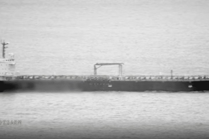 No es por amarrar navajas pero esta imagen de los servicios de inteligencia Noruegos muestra que los buques "petroleros" rusos que van rumbo a Venezuela, van hasta la madre de personal militar. Si ya mandar esos tanques a romper el bloqueo es rascarle los aguacates al tigre, sus