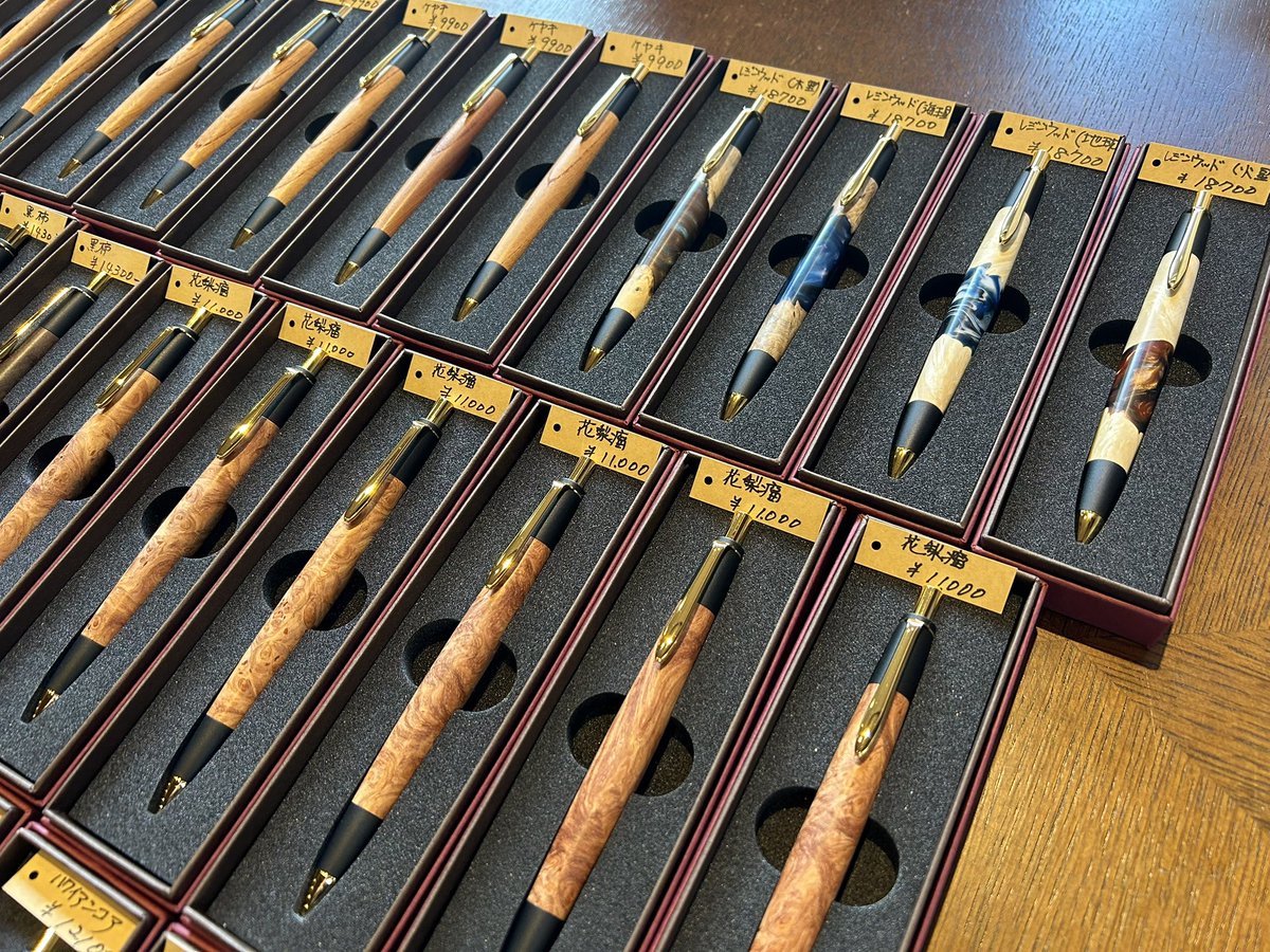 ボナンペン 続々入荷。 真鍮金具と杢軸とのバランスで書き心地の良さを