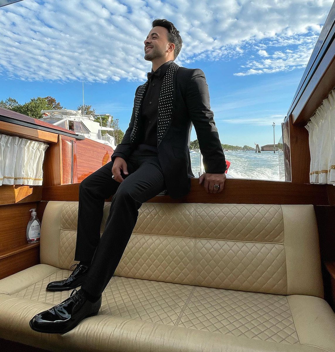 LuisFonsi's tweet photo. Vamo’ a dar una weltita. Quién se apunta? https://t.co/VWh98kwfiB