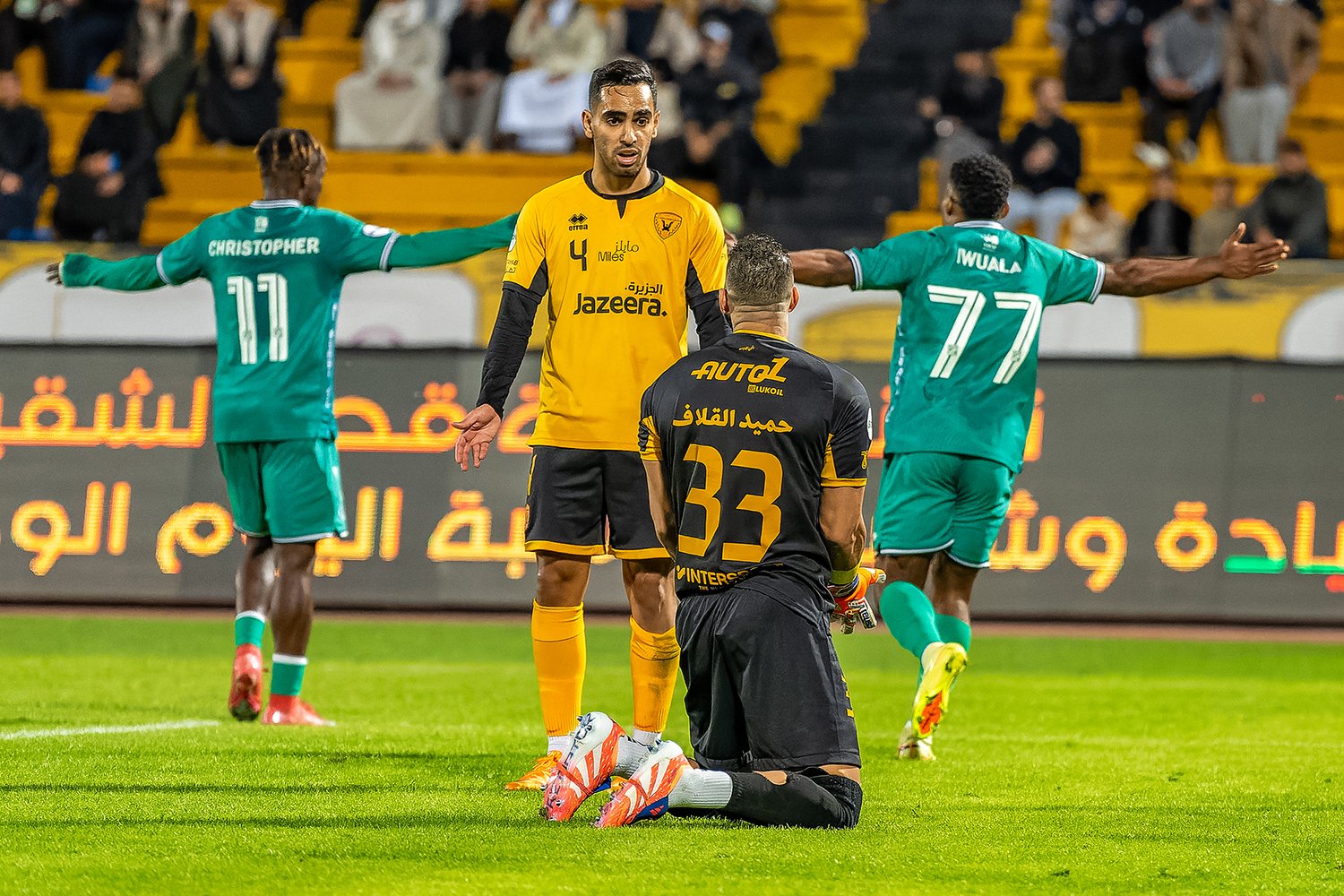 نادي العربي يفوز على نظيره القادسية بهدفين مقابل هدف ضمن مباريات الجولة التاسعة من دوري زين الممتاز لكرة القدم. * رفع رصيده إلى 17 نقطة بالمركز الثاني في ترتيب الدوري فيما احتل القادسية المركز الثالث بـ 14 نقطة 