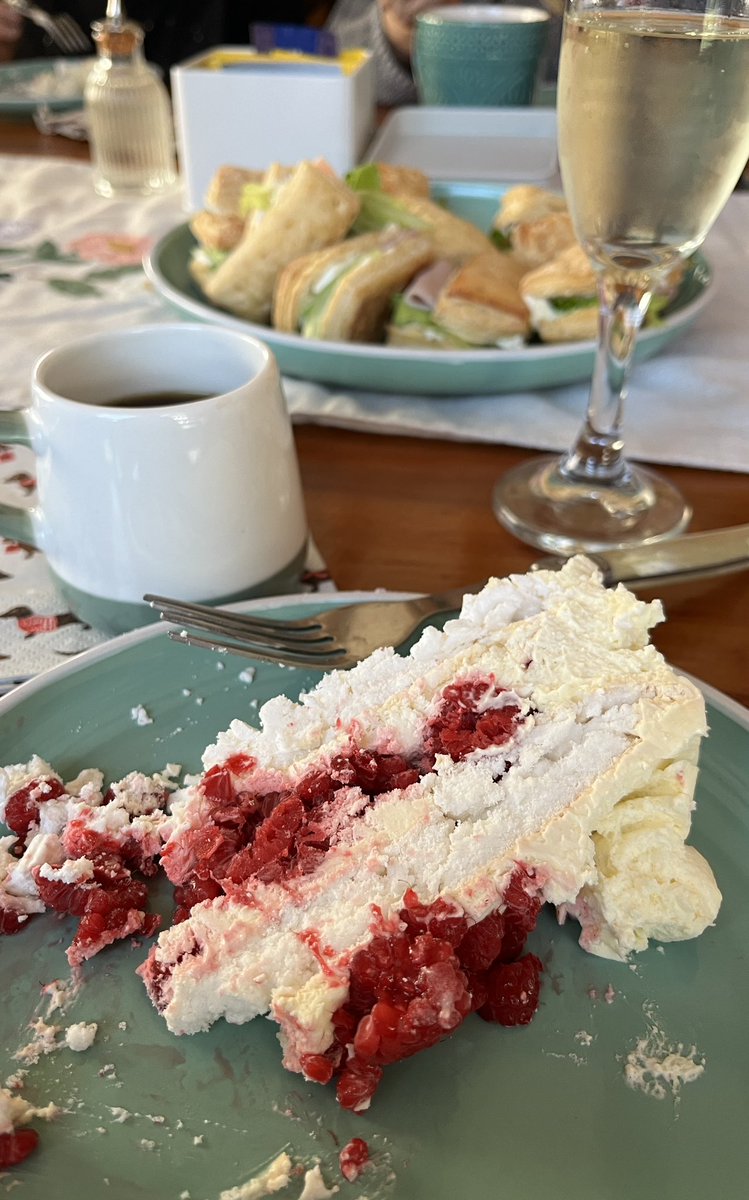 flacocarloscc's tweet image. Torta de merengue frambuesa, tapaditos, café y espumante 😋😇
Feliz en el cumple de mi sobrina mayor 🥰

Buena tarde 😃 
#PuertoVaras #Cumpleaños #Torta