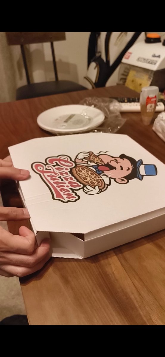 julien00011's tweet photo. ENROのピザ窯がなかなか良い。
最近はピザ生地を捏ねるに飽き足らず、ピザ箱まで手を出し始めちゃった。
ピザのZINEありだな〜
#ENRO https://t.co/CgYqiyhQrW