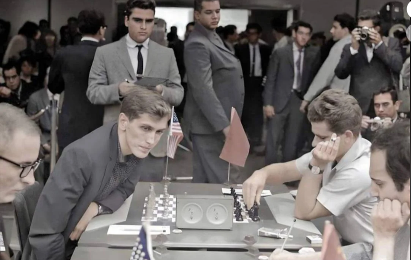 TUUR1's tweet photo. Bobby looks at Tal-Byrne on board 2 of the postponed match USSR-USA, Havana Olympiad 1966, which Tal - as it is well known - started with a blow on the head by NN. His win over Byrne decided the match (&amp;, with his scoresheet, is being discussed in the latest #NewInChess magazine) https://t.co/Rz93ko2yNg