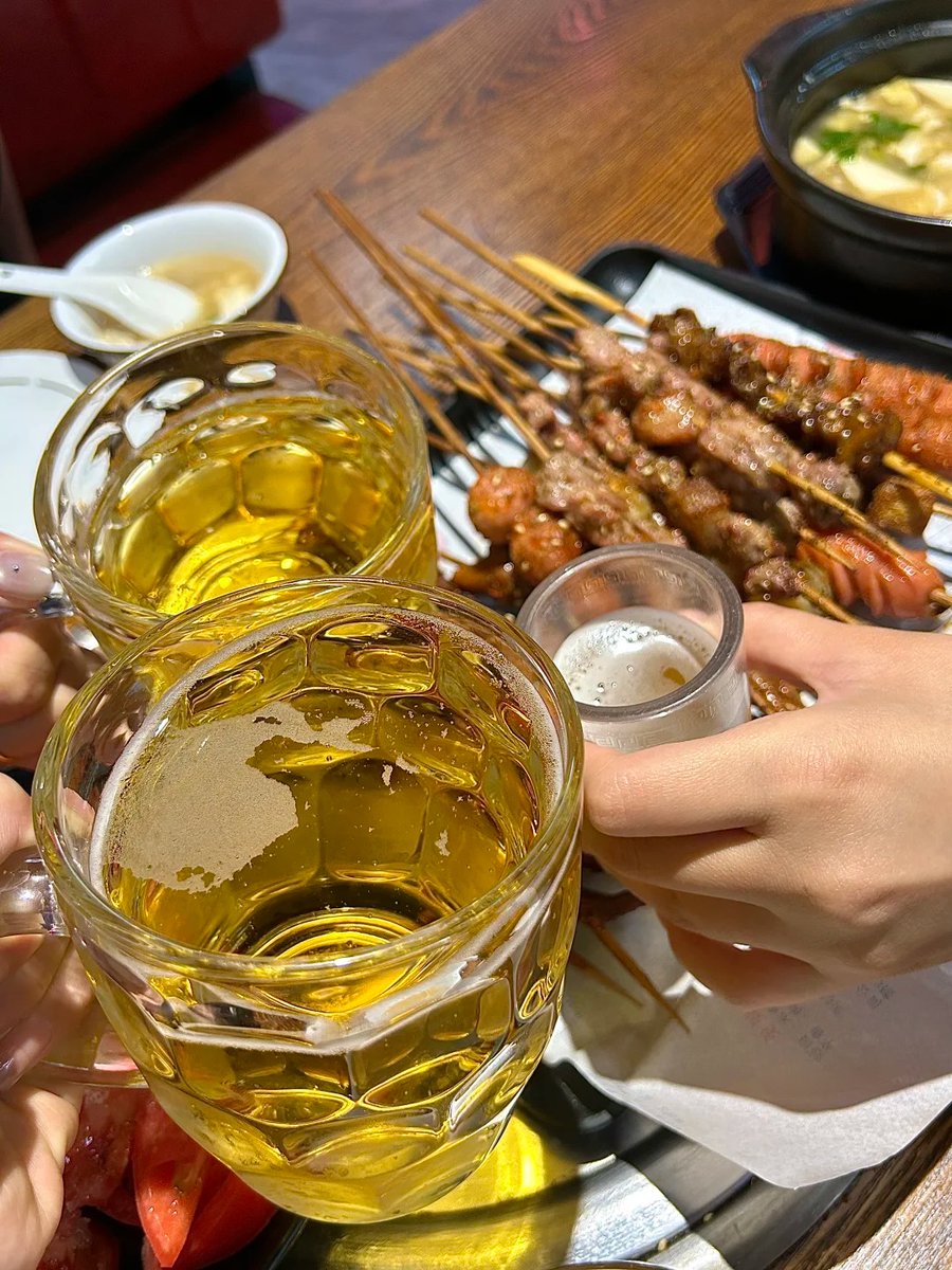 eliza35487's tweet photo. Cheers to great food and even better company 🍻 https://t.co/vReqHF7C0X