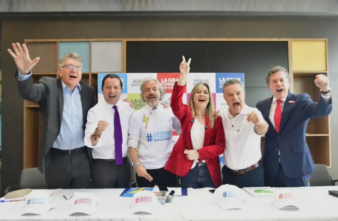 Vicky Dávila pasó de liderar las encuestas a buscar dos "grandes" alianzas para la Presidencia. 

En junio tenía 12% y en diciembre está en 3,4%. Lo más duro, es que ella es la más fuerte de la "gran" Coalición.  

Sorry Vicky, pero no debiste renunciar a Semana.