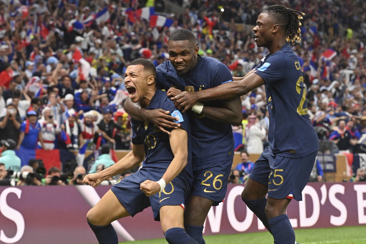 ActuFoot_'s tweet photo. Il y a 3 ans jour pour jour, c'était la finale de la Coupe du monde 2022. 

Probablement la finale de Coupe du monde la plus spectaculaire de l'Histoire.

Que retenir de ce match hors du temps ? 🏆🌍

Il y a eu la prestation légendaire de Mbappé, qui a permis aux Bleus de revenir des enfers en marquant deux buts en une minute, avant un troisième en fin de prolongation. Toute la France avait hurlé à l'unisson. 𝗟'𝗼𝘃𝗻𝗶 𝗱𝗲𝘀𝗰𝗲𝗻𝗱𝘂 𝘀𝘂𝗿 𝗧𝗲𝗿𝗿𝗲. 👽

Il y a eu le terrible face-à-face manqué par Kolo Muani, qui avait la troisième étoile au bout du pied et qui a buté sur le mur Martinez à la 123e minute. Tout le banc français était déjà entré sur le terrain, prêt à célébrer. 𝗟𝗲𝘀 𝗿𝗲𝗴𝗿𝗲𝘁𝘀 𝗲́𝘁𝗲𝗿𝗻𝗲𝗹𝘀. 😪

Il y a eu, à la fin, la victoire de l'Argentine et de son Messi(e), qui a soulevé le trophée suprême, le seul qui manquait à son palmarès et qui le place désormais tout en haut. 𝗟𝗲 𝘀𝗮𝗰𝗿𝗲 𝗱𝘂 𝗿𝗼𝗶. 👑

3 buts partout, une finale perdue aux tirs au but, un dénouement déchirant. Personne n'oubliera où il se trouvait ce 18 décembre 2022. 

« 𝗗𝗮𝗻𝘀 𝗹𝗲 𝘀𝗽𝗼𝗿𝘁, 𝗿𝗶𝗲𝗻 𝗻'𝗲𝘀𝘁 𝗽𝗹𝘂𝘀 𝗱𝗼𝘂𝗹𝗼𝘂𝗿𝗲𝘂𝘅 𝗾𝘂𝗲 𝗱𝗲 𝗽𝗮𝘀𝘀𝗲𝗿 𝘁𝗼𝘂𝘁 𝗽𝗿𝗲̀𝘀 𝗱'𝘂𝗻 𝗲𝘅𝗽𝗹𝗼𝗶𝘁. »