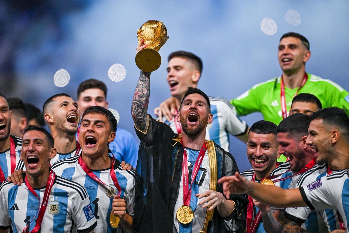 ActuFoot_'s tweet photo. Il y a 3 ans jour pour jour, c'était la finale de la Coupe du monde 2022. 

Probablement la finale de Coupe du monde la plus spectaculaire de l'Histoire.

Que retenir de ce match hors du temps ? 🏆🌍

Il y a eu la prestation légendaire de Mbappé, qui a permis aux Bleus de revenir des enfers en marquant deux buts en une minute, avant un troisième en fin de prolongation. Toute la France avait hurlé à l'unisson. 𝗟'𝗼𝘃𝗻𝗶 𝗱𝗲𝘀𝗰𝗲𝗻𝗱𝘂 𝘀𝘂𝗿 𝗧𝗲𝗿𝗿𝗲. 👽

Il y a eu le terrible face-à-face manqué par Kolo Muani, qui avait la troisième étoile au bout du pied et qui a buté sur le mur Martinez à la 123e minute. Tout le banc français était déjà entré sur le terrain, prêt à célébrer. 𝗟𝗲𝘀 𝗿𝗲𝗴𝗿𝗲𝘁𝘀 𝗲́𝘁𝗲𝗿𝗻𝗲𝗹𝘀. 😪

Il y a eu, à la fin, la victoire de l'Argentine et de son Messi(e), qui a soulevé le trophée suprême, le seul qui manquait à son palmarès et qui le place désormais tout en haut. 𝗟𝗲 𝘀𝗮𝗰𝗿𝗲 𝗱𝘂 𝗿𝗼𝗶. 👑

3 buts partout, une finale perdue aux tirs au but, un dénouement déchirant. Personne n'oubliera où il se trouvait ce 18 décembre 2022. 

« 𝗗𝗮𝗻𝘀 𝗹𝗲 𝘀𝗽𝗼𝗿𝘁, 𝗿𝗶𝗲𝗻 𝗻'𝗲𝘀𝘁 𝗽𝗹𝘂𝘀 𝗱𝗼𝘂𝗹𝗼𝘂𝗿𝗲𝘂𝘅 𝗾𝘂𝗲 𝗱𝗲 𝗽𝗮𝘀𝘀𝗲𝗿 𝘁𝗼𝘂𝘁 𝗽𝗿𝗲̀𝘀 𝗱'𝘂𝗻 𝗲𝘅𝗽𝗹𝗼𝗶𝘁. »