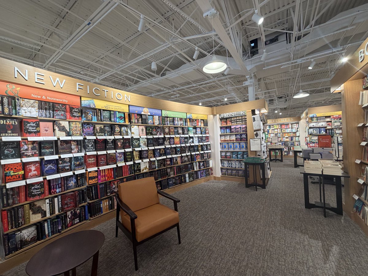 OfficialJoelF's tweet image. Barnes &amp;amp; Noble is opening a 13,890 sf store at Midtown Miami 📚 

Per @commobserver, the lease is for 10 years with two 5-year extensions 

🔗 commercialobserver.com/2025/12/barnes…