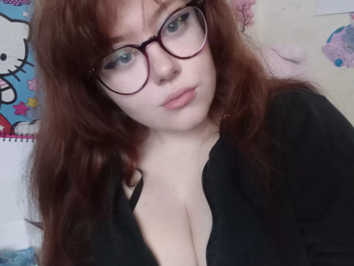 Trash_p4ndaaa's tweet photo. I kinda wanna get contacts but they scare me T^T #selfie #smallstreamer #trash_p4ndaaa #redhead https://t.co/X7iarNo8y7