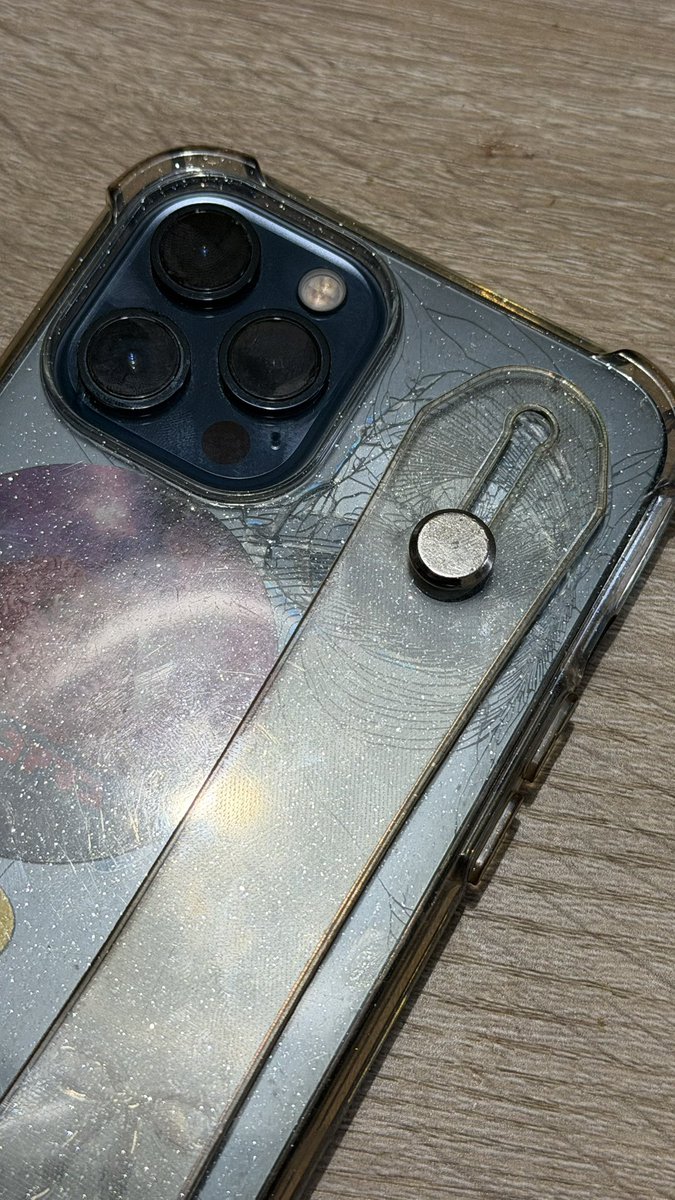 妻のスマホ大破。 ポッケから落としただけで壊れたそう。 踏んでも