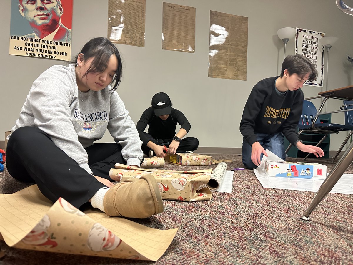 DerbySchoolsKS's tweet photo. With help from Derby High School (DHS) Pr1meTime classes, National Honor Society (NHS) students raised about $800 for their adopted family through Derby Operation Holiday. NHS leaders shopped, wrapped gifts at DHS and delivered items to the family. We are #DerbyProud! https://t.co/MKjuhk56pc
