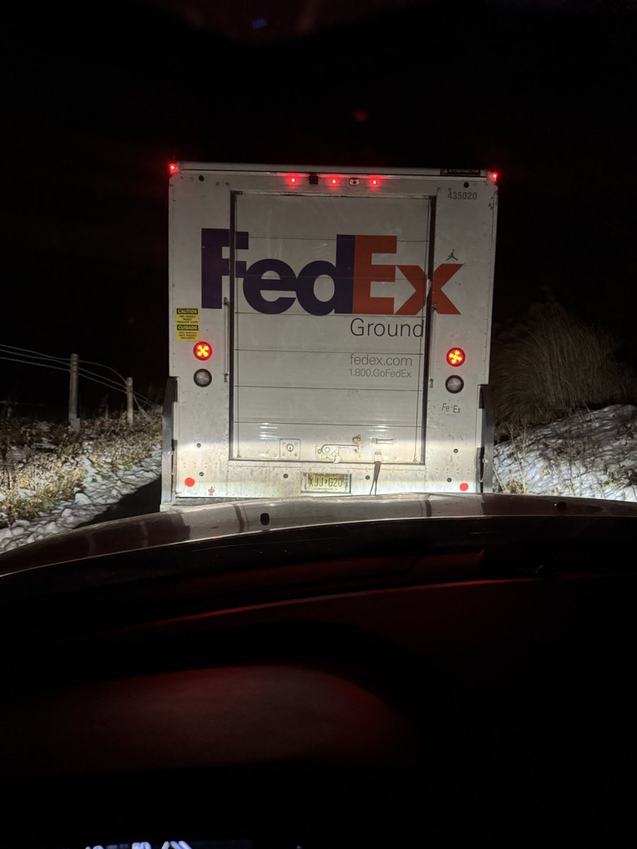 SnowboardVT's tweet image. Hey @FedEx @FedExHelp hope you guys get in touch with this driver before the police dept does.
