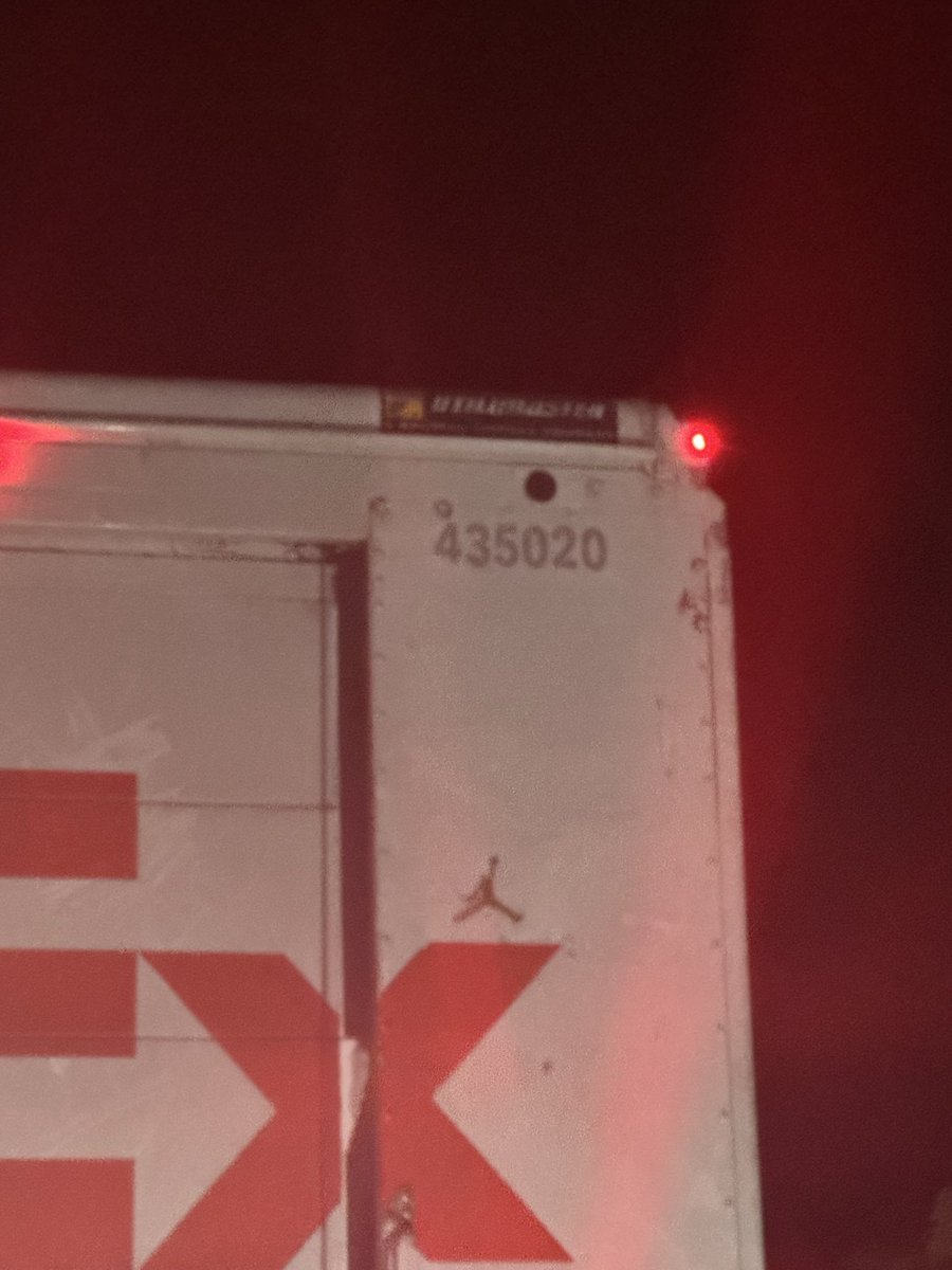 SnowboardVT's tweet image. Hey @FedEx @FedExHelp hope you guys get in touch with this driver before the police dept does.