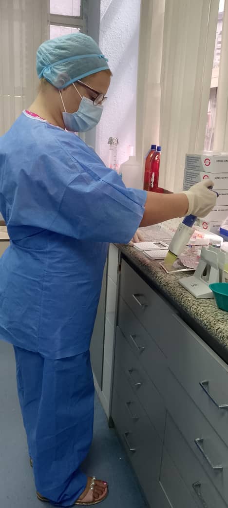 cubacooperaven's tweet photo. ¡Precisión que salva vidas! 🧪🔬 Desde el CDI UBV (#SanPedro), la Lic. Elizabeth Pupo Volpara garantiza excelencia en el laboratorio SUMA.

Bajo estrictas normas de bioseguridad, cada análisis es un compromiso con la salud del pueblo. 🇨🇺🇻🇪

#CubaPorLaVida #CubaCoopera https://t.co/GjcVZ9g78Y