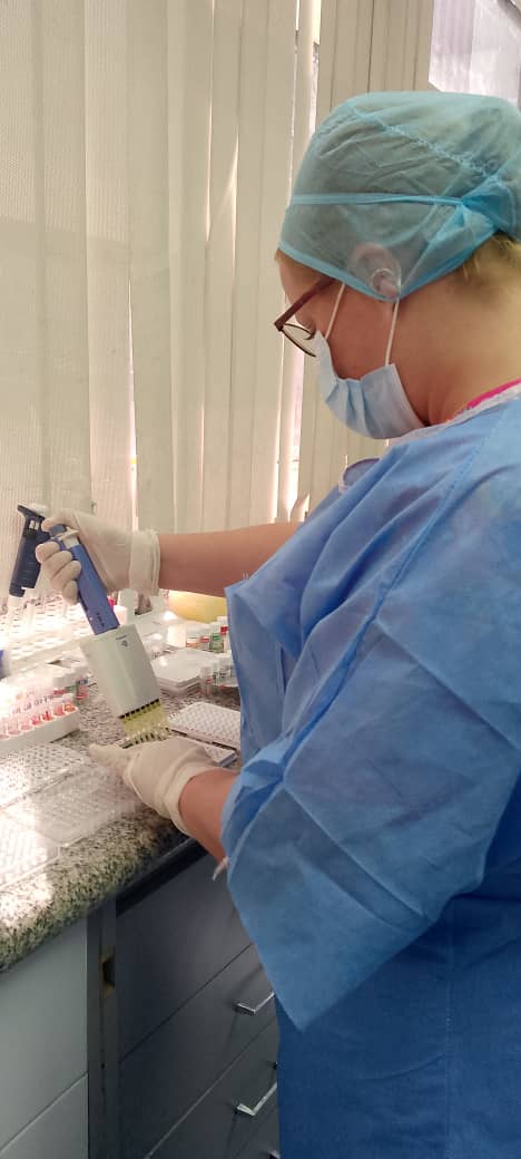 cubacooperaven's tweet photo. ¡Precisión que salva vidas! 🧪🔬 Desde el CDI UBV (#SanPedro), la Lic. Elizabeth Pupo Volpara garantiza excelencia en el laboratorio SUMA.

Bajo estrictas normas de bioseguridad, cada análisis es un compromiso con la salud del pueblo. 🇨🇺🇻🇪

#CubaPorLaVida #CubaCoopera https://t.co/GjcVZ9g78Y