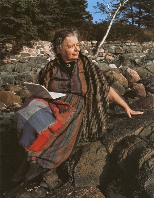 "Los caminos que seguiste, hoy me señalan el mío,
Aunque jamás sabrás que te llevo conmigo
Como una lámpara de oro para alumbrarme el camino".
Marguerite Yourcenar