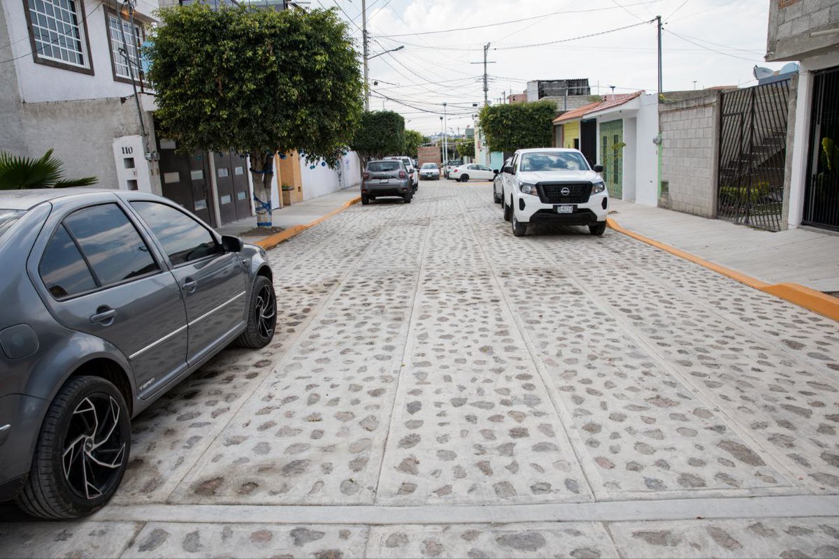 Miren nada más qué chulada acabamos de entregar a las y los vecinos de Lomas de San Juan. Hoy las familias ya cuentan con la rehabilitación integral de varias calles, con drenaje nuevo, instalaciones de tuberías para agua potable, banquetas seguras y pavimento de calidad. Este
