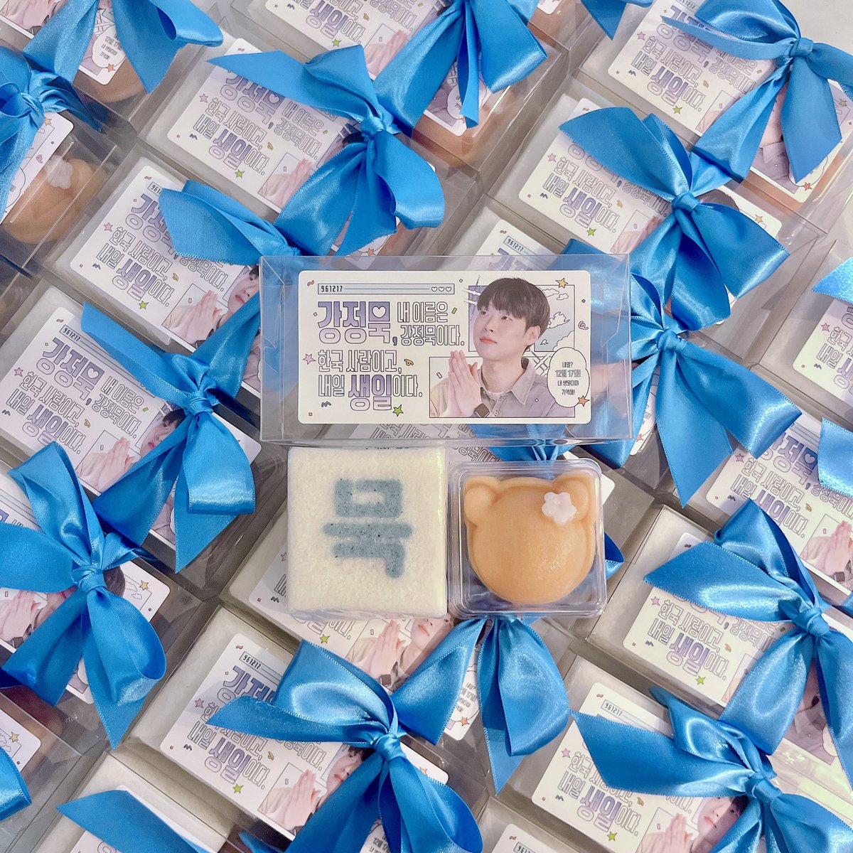 chewingtteok's tweet photo. 배우 강정묵 님의 생일을 축하하는 떡 주문을 주셨어요 🎉
이름을 딴 ‘묵’ 개인 제작 백설기와
주황색 곰돌이 바람떡 조합으로
2구 답례떡을 준비해드렸습니다 🧡🐻

소중한 날 믿고 맡겨주셔서
진심으로 감사드립니다 🤍

•
•
•
•
🫧 츄잉떡은 100% 예약제로 운영됩니다!
⠀
당일 주문은 어렵고,
**카카오톡 채널 “츄잉떡”**을 통해
사전 예약 및 상담으로만 주문 가능합니다 😊
⠀
🫧 두 자매가 직접 만드는 수제 떡 공방
⠀
국가공인 자격증을 보유한
떡제조기능사・제과기능사・제빵기능사
세 가지 자격을 갖춘 두 자매가
쌀 제분부터 정성껏 직접 만듭니다.
⠀
🫧 건강한 재료만 사용합니다
⠀
천연 가루로 자연스럽게 색을 내며 (색소 X)
쌀, 팥, 수수 모두 국내산 재료만 사용합니다.
⠀
🫧 예약 및 상담 안내
⠀
카카오톡에서 “츄잉떡” 검색 후
채팅으로 문의주세요 🙇🏻‍♀️
⠀
🫧 수령 방법 안내
⠀
매장 방문 수령이 어려우신 경우,
서울/경기/인천 지역은 퀵 서비스 이용 가능합니다.
(퀵 신청 및 비용은 별도)

#떡서포트 #배우강정묵 #답례떡 #생일떡 #강서구답례떡 #강서구바람떡 #승진떡 #개업떡 #이사떡 #오픈떡 #연말떡
#새해떡 #연말선물 #새해선물 #감사떡 #기업답례떡 #기업단체떡 #단체주문