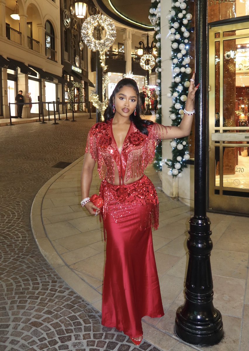 aurumamare's tweet photo. obsessed with my look last night 😍 https://t.co/fcImUraOkF