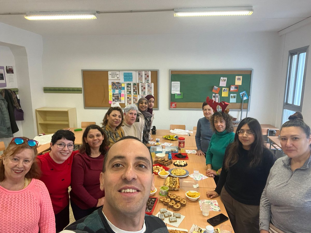 CfaCornella's tweet photo. Són dies de #CaliuNadalenc al @CfaCornella, i això vol dir #PicaPica de comiat de l'any! 😍 Aquestes són imatges del grup de #Català2!! Felicitats per la feina, Dani! 🔥 #CaliuCFACornellà #PicaPicaCFACornellà @educaciocat @culturacornella @cultura_cat @se_bll5 https://t.co/ntPDbH33Iv