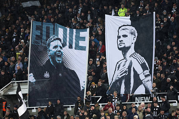 NUFCs's tweet photo. ⚫️⚪️🚨 مع بداية مباراة نيوكاسل يونايتد وَ فولهام قام جمهور نيوكاسل بدعم ومساندة المدرب إيدي هاو ..
الجمهور قام بإنشاد عبارة : "جيش إيدي هاو الأسود والأبيض" ..
#NUFC | #NEWFUL https://t.co/omk9DgaBnY