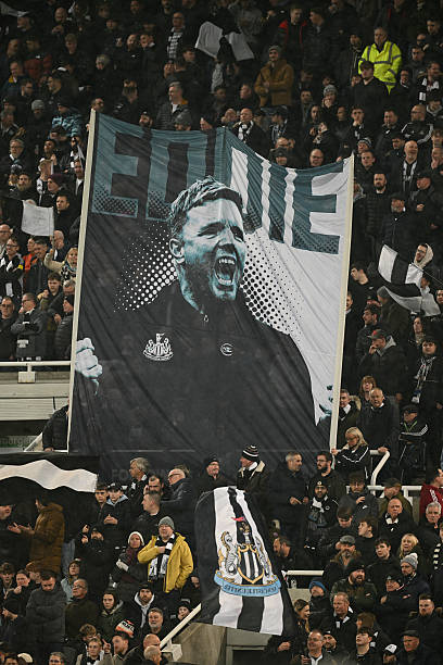 NUFCs's tweet photo. ⚫️⚪️🚨 مع بداية مباراة نيوكاسل يونايتد وَ فولهام قام جمهور نيوكاسل بدعم ومساندة المدرب إيدي هاو ..
الجمهور قام بإنشاد عبارة : "جيش إيدي هاو الأسود والأبيض" ..
#NUFC | #NEWFUL https://t.co/omk9DgaBnY