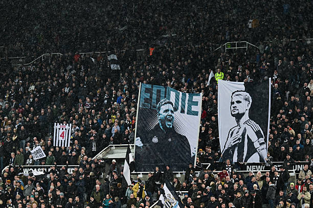NUFCs's tweet photo. ⚫️⚪️🚨 مع بداية مباراة نيوكاسل يونايتد وَ فولهام قام جمهور نيوكاسل بدعم ومساندة المدرب إيدي هاو ..
الجمهور قام بإنشاد عبارة : "جيش إيدي هاو الأسود والأبيض" ..
#NUFC | #NEWFUL https://t.co/omk9DgaBnY