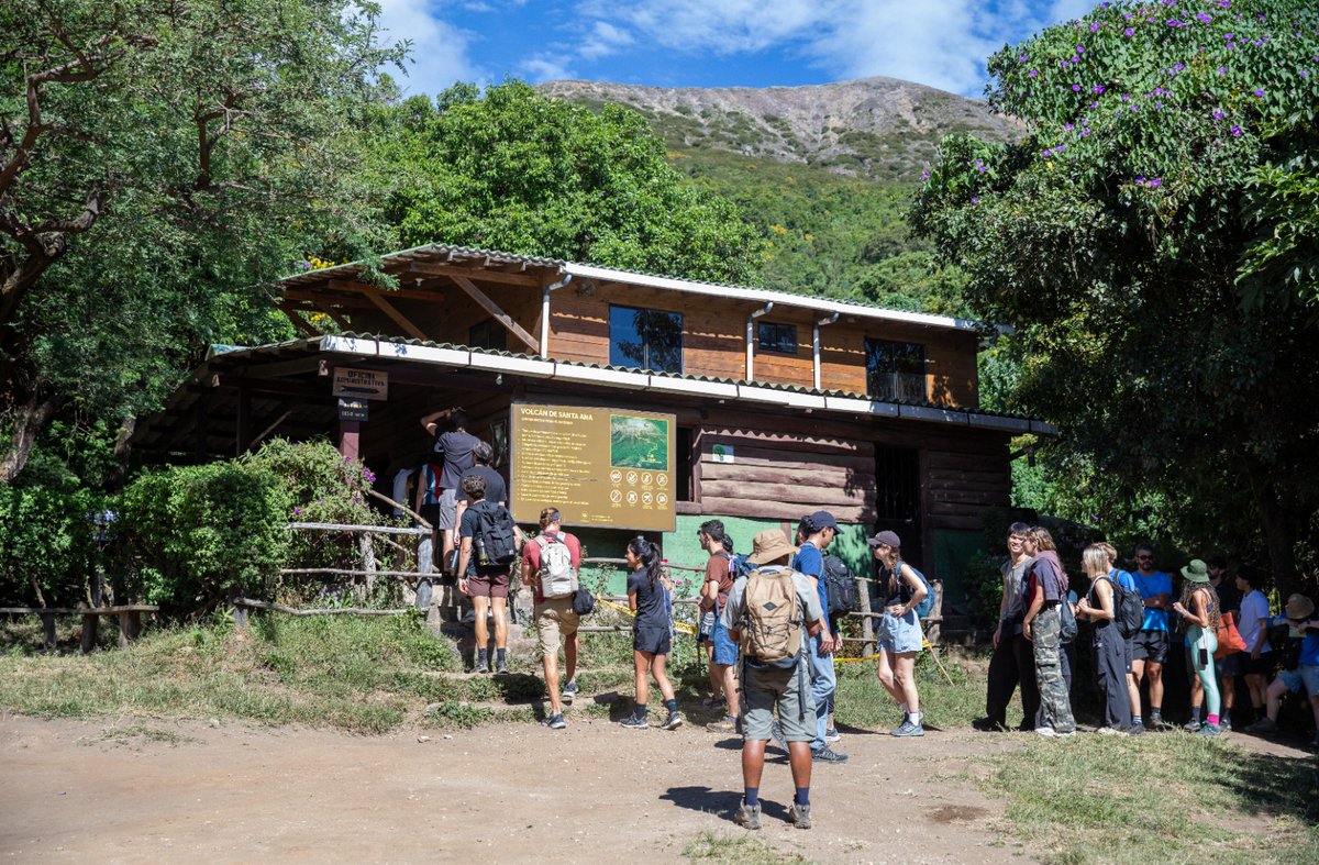 NoticieroSLV's tweet photo. Como parte del #PlanFinDeAño, el Sistema Nacional Integrado de Salud ofrece servicios médicos en cabinas instaladas en centros turísticos, como el Parque Natural del Cerro Verde, para turistas nacionales y extranjeros. https://t.co/b9ai58VPz9