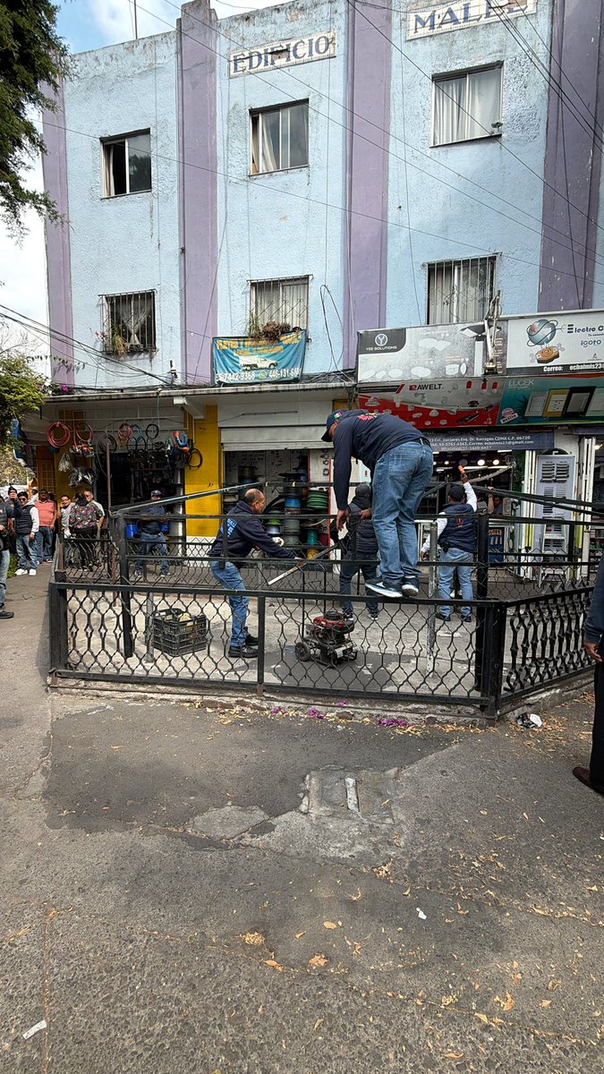 Hoy realizamos un operativo integral en la colonia Doctores. En reunión con vecinas y vecinos escuchamos una problemática clara: franeleros y comercio que excedía el espacio en la vía pública.

Escuchamos, actuamos y dimos resultados.
Así se gobierna: con presencia, orden y