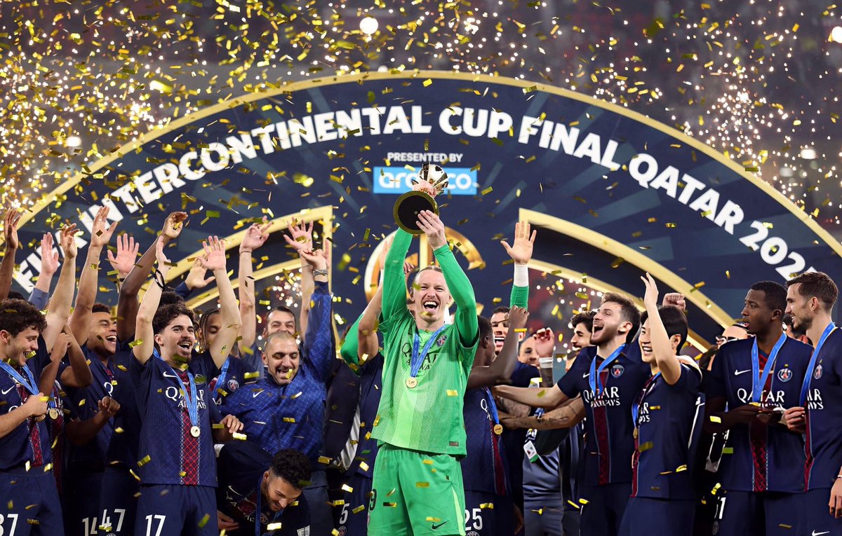 MediaParisien's tweet photo. ❤️💙 Supporters du PSG, profitons de chaque instant.

La saison 2025 restera gravée à jamais. On a tout gagné, tous les trophées possibles. Une saison historique, unique, magique.

Peut-être qu’un jour le PSG refera la même chose… mais ce ne sera jamais comme la première fois. 
Parce que ce que l’on vit aujourd’hui, c’est un moment rare, un moment qu’on racontera avec des étoiles dans les yeux.

Un jour, on dira à nos enfants et petits enfants : “J’y étais. Je l’ai vécu.”

Alors savourons, célébrons, vibrons. Cette saison est à nous. 🔴🔵✨