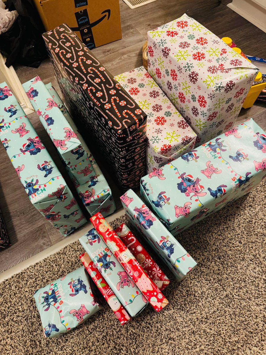 layxsnv's tweet photo. Idk about you but I LOVEEEEE wrapping presents https://t.co/reUKV9tvvh