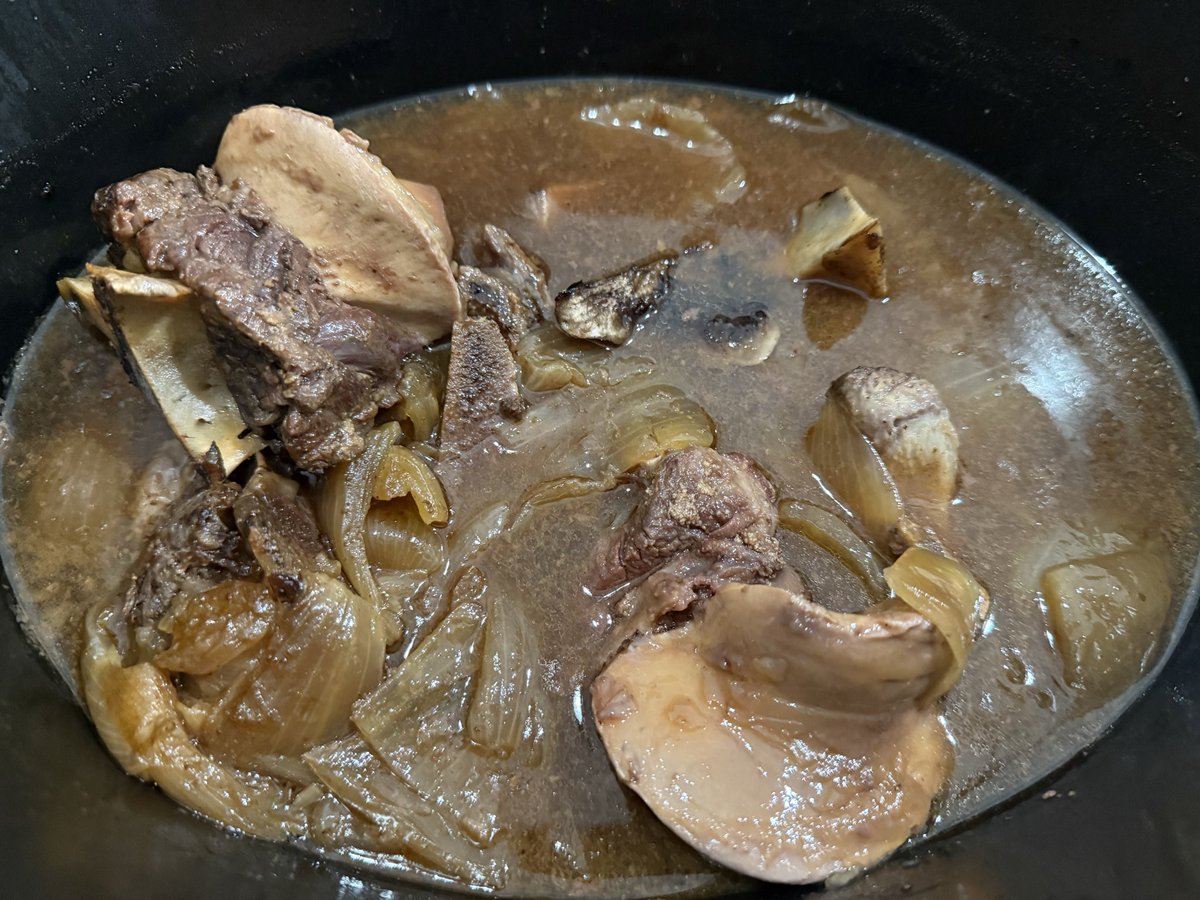 If you’re not searing beef necks and then slow cooking them for 10 hours…

You’re missing out!

Deliciously tender beef falling off the bones and a luxurious, collagen-rich broth.

Winter dinner perfection 😋
