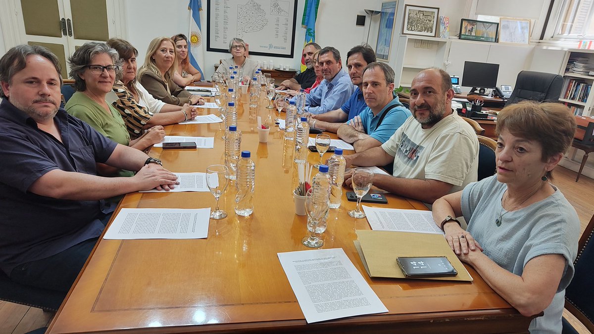 RobiBaradel's tweet photo. Desde el FUDB mantuvimos la primera reunión con la nueva Directora General de Cultura y Educación @flaviaterigi, para comenzar a dialogar y acercar las principales demandas de las y los docentes: https://t.co/DiR2ZfvrRT