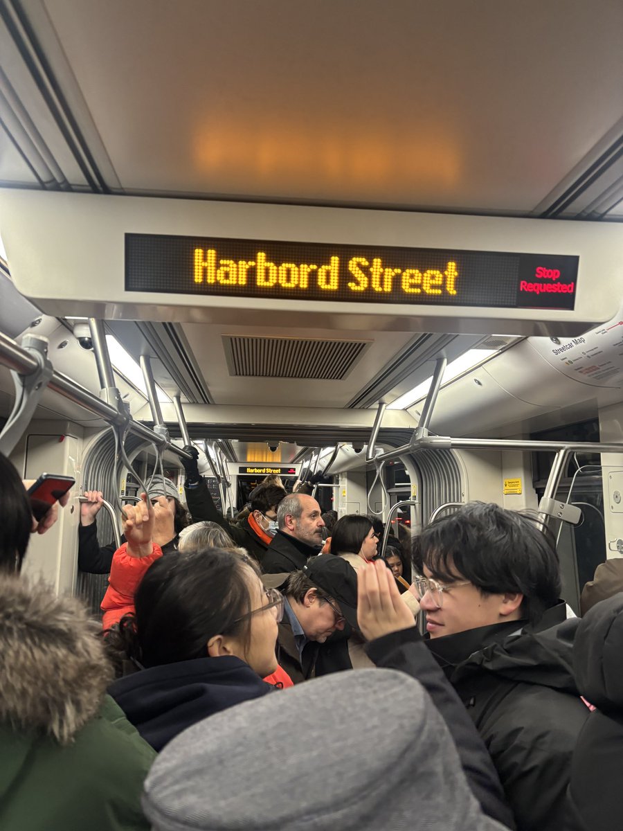 aiyyyyu's tweet photo. @TTCnotices @TTChelps @oliviachow you guys ever ride 510 on a weeknight? You should tomorrow. Why did 6 southbound cars appear before 1 northbound car? https://t.co/oQuBjASu40