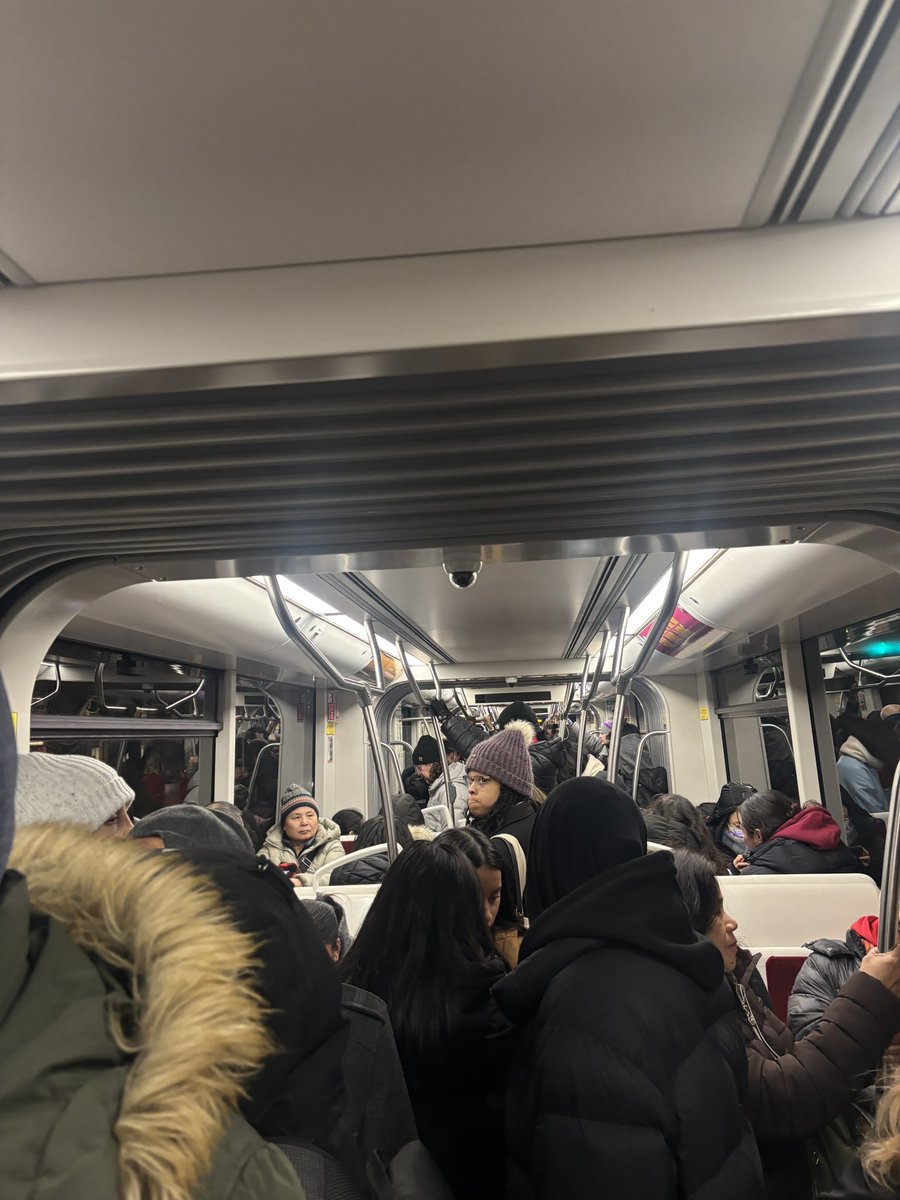 aiyyyyu's tweet photo. @TTCnotices @TTChelps @oliviachow you guys ever ride 510 on a weeknight? You should tomorrow. Why did 6 southbound cars appear before 1 northbound car? https://t.co/oQuBjASu40