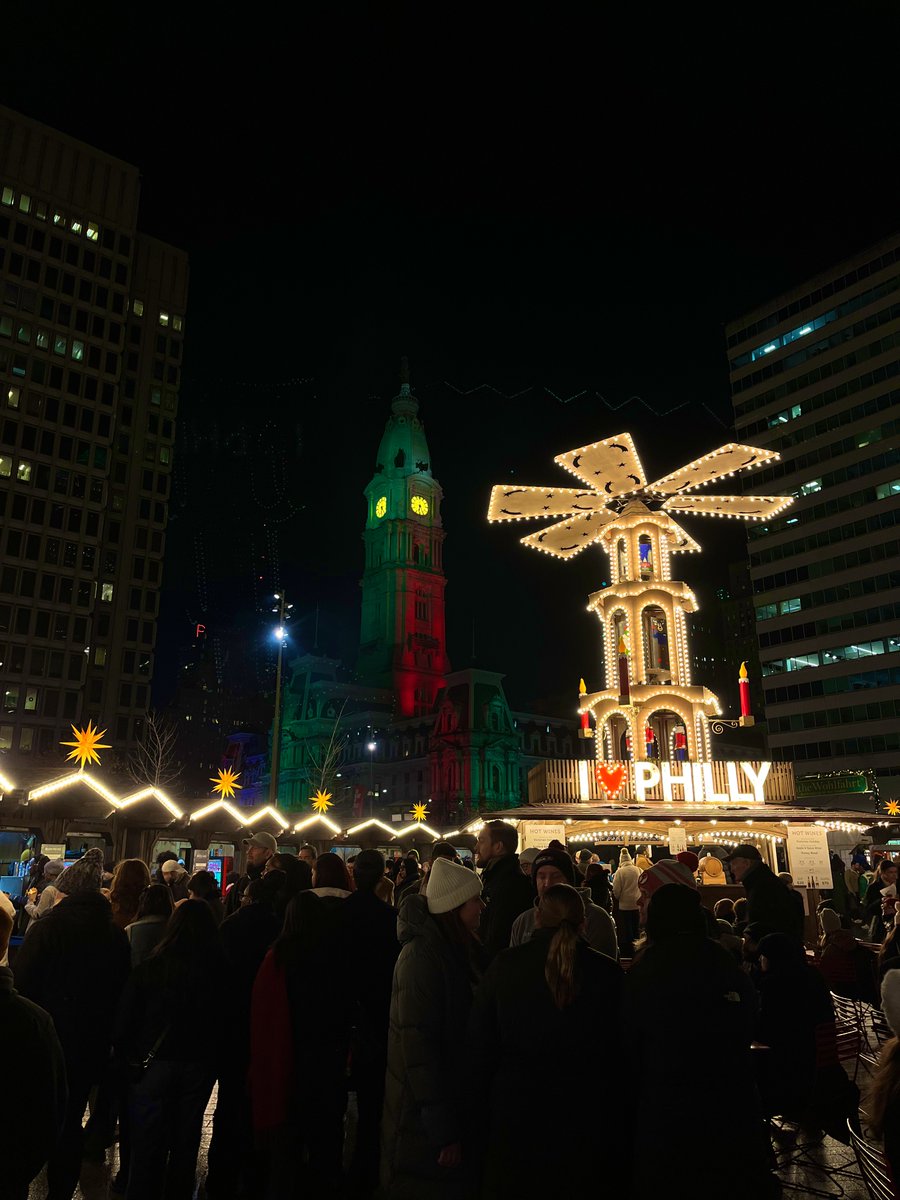 Jimmyking35's tweet photo. How could you not be romantic about the city of Philadelphia? (Holiday edition) https://t.co/2Z2rNzcFR0