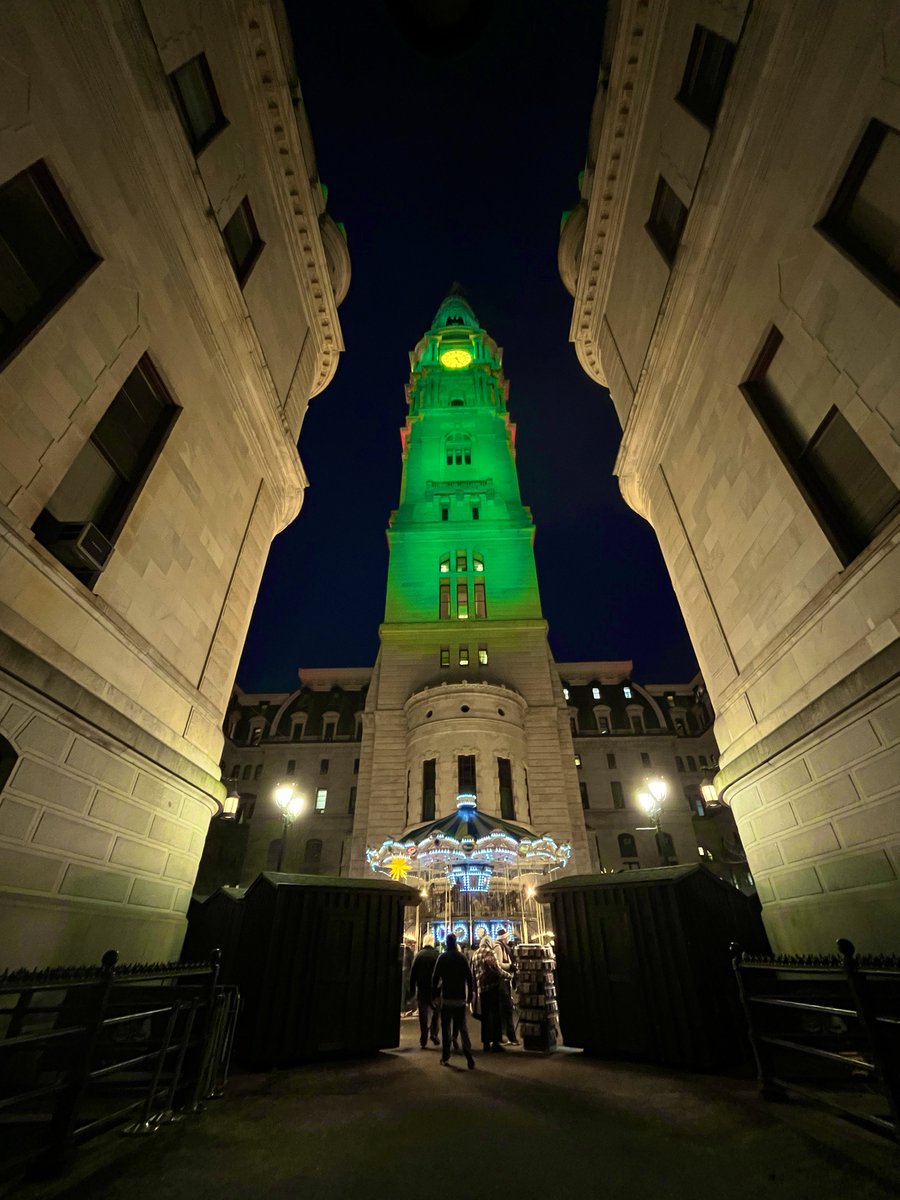 Jimmyking35's tweet photo. How could you not be romantic about the city of Philadelphia? (Holiday edition) https://t.co/2Z2rNzcFR0