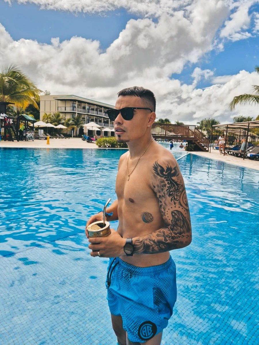 Lugar que va, lugar que lleva algo de Belgrano.

Belgranizador de época. 🩵🏴‍☠️