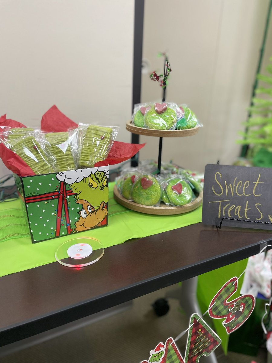 CrockettClan_5's tweet photo. Hand Over the Cookie Mr. Grinch!!!Grinch Better Have My Brookies Cookies!!🍪❤️💚
#grinchcookies💚
#teamchristmasparty2025
#Grinch
#sweetswampteamparty
#myfavoritetimeoftheyear
#greenandred
#holidaydesserts
#grinchshirt
@Crockett_Brook_ they loved your cookies!!! Thank you…❤️💚 https://t.co/LJZA7uyc0S